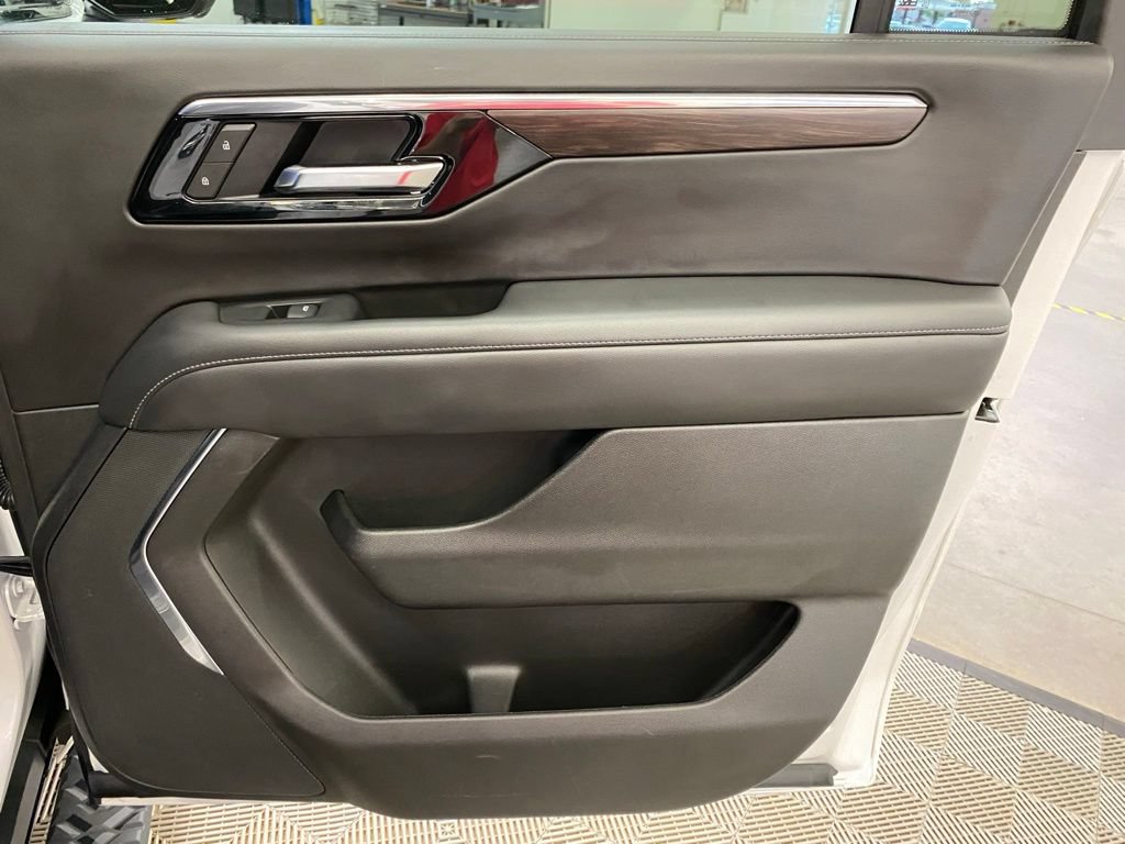 Used 2025 Chevrolet Suburban Z71 AWD/4WD image 17