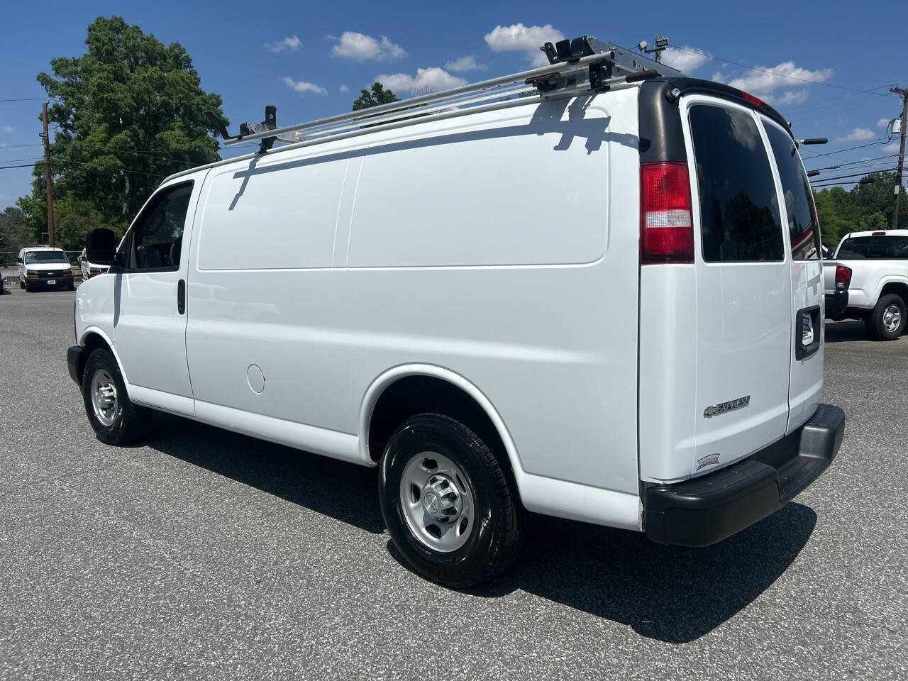 Used 2017 Chevrolet Express 2500 RWD image 11
