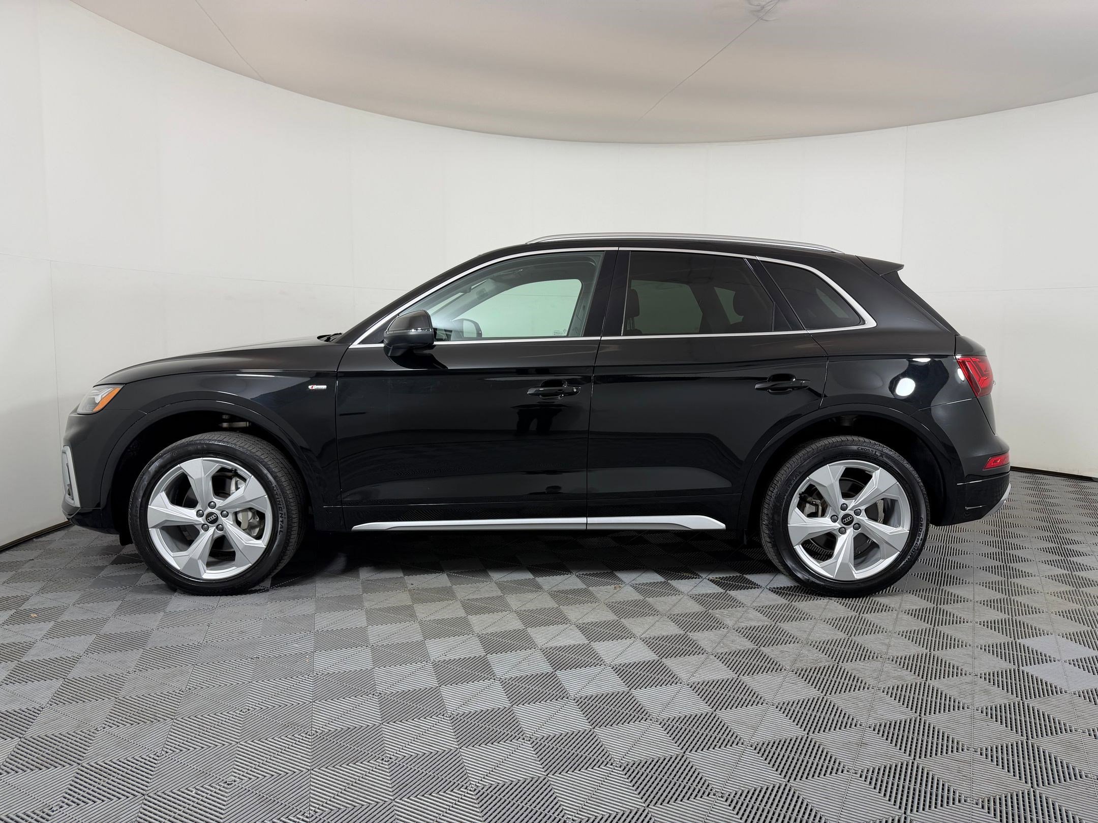 Used 2023 Audi Q5 2.0T Premium Plus w/ Premium Plus Package image 2