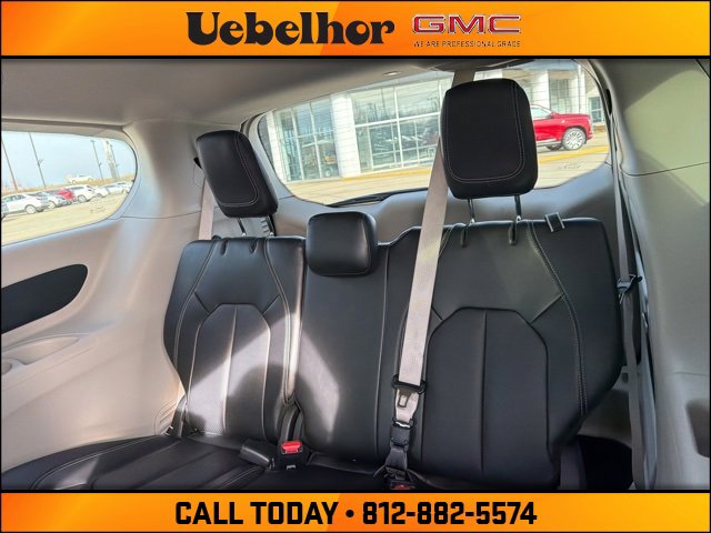 Used 2024 Chrysler Pacifica Touring-L image 22