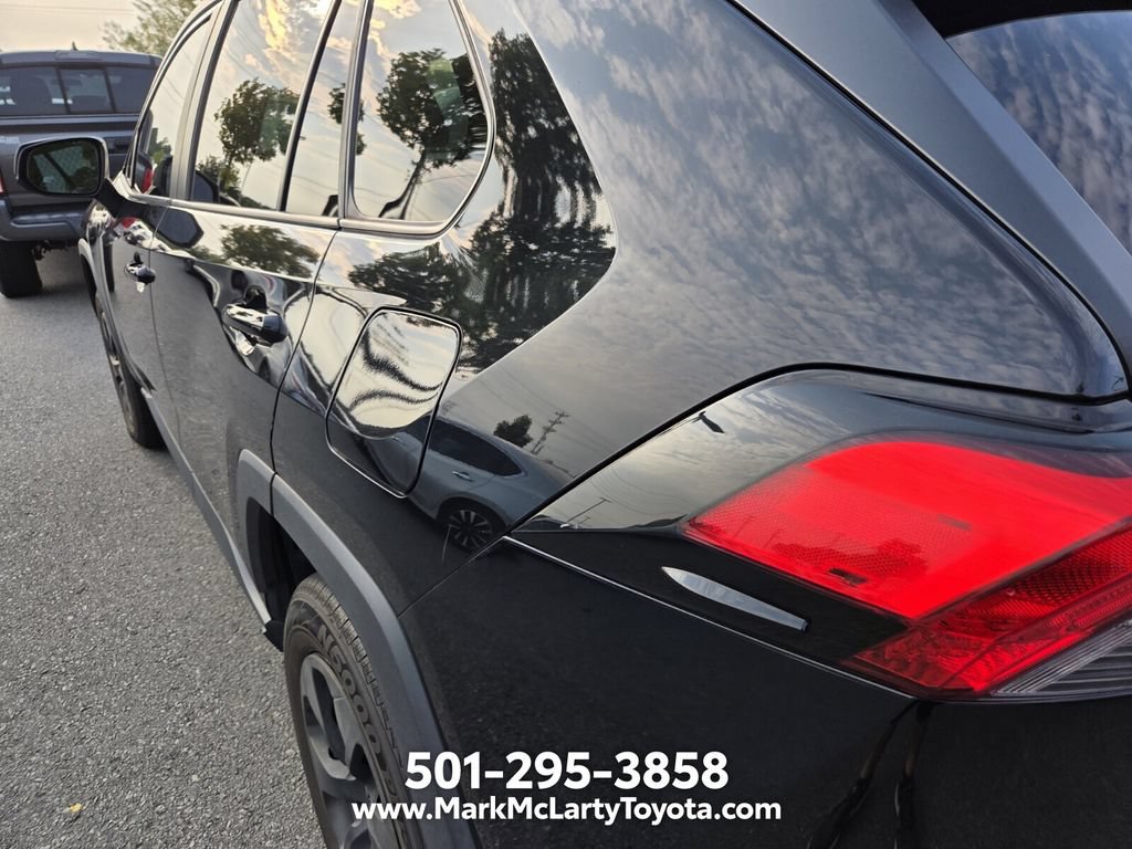 Used 2020 Toyota RAV4 LE FWD image 8