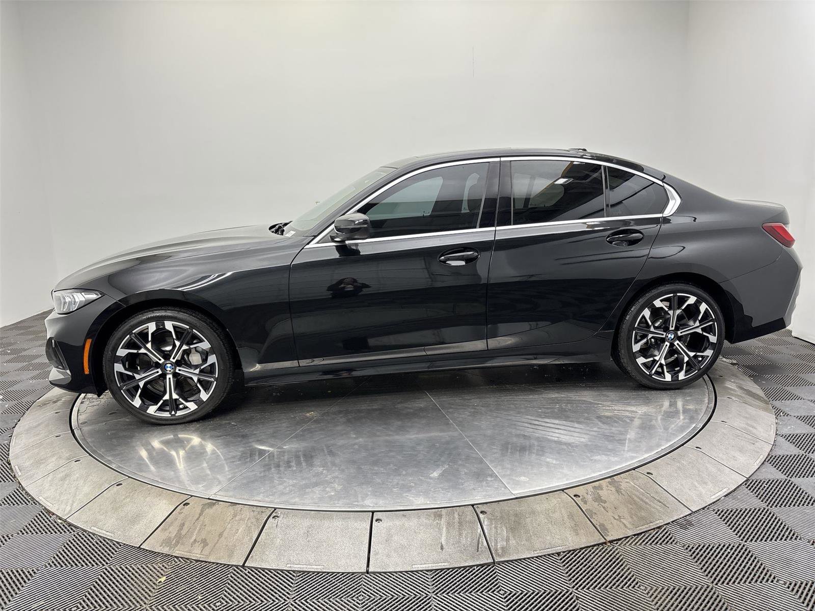 Used 2025 BMW 330i xDrive Sedan w/ Convenience Package AWD/4WD image 16