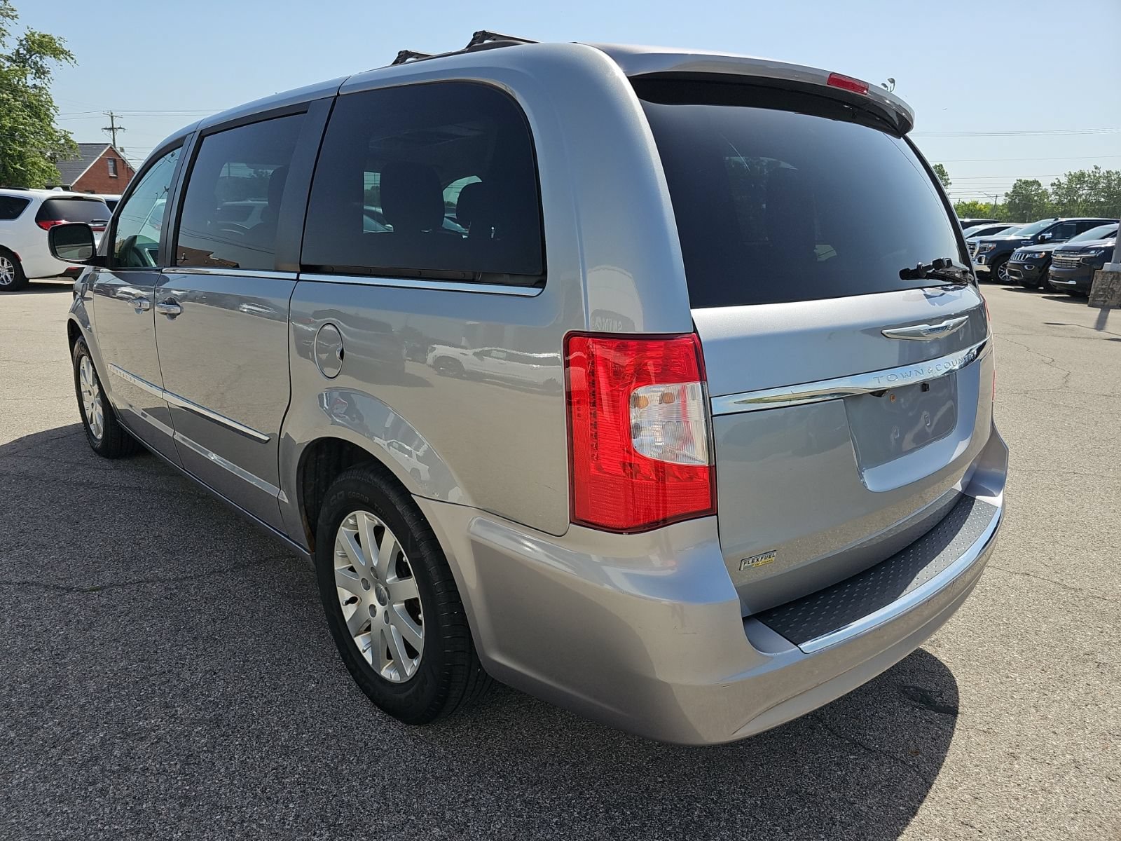Used 2014 Chrysler Town & Country Touring FWD image 6