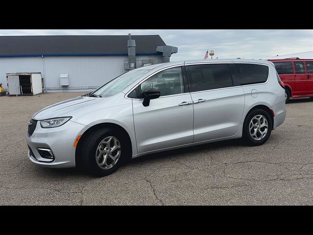 Used 2024 Chrysler Pacifica Limited FWD image 30