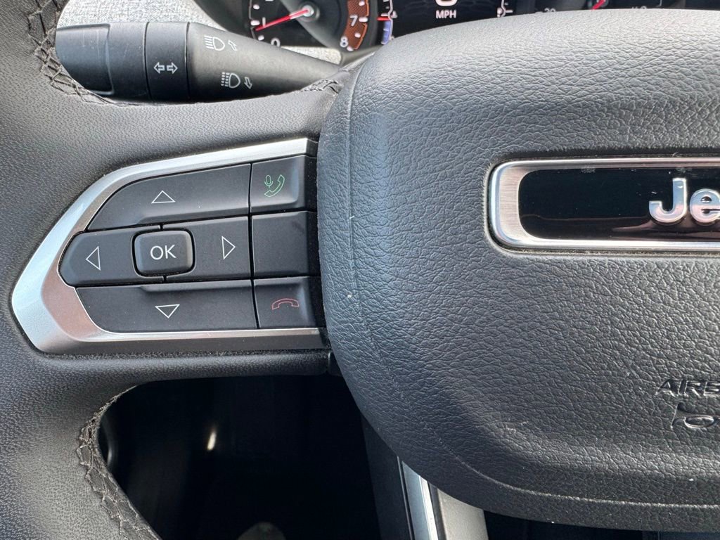 Certified 2025 Jeep Compass Latitude image 12