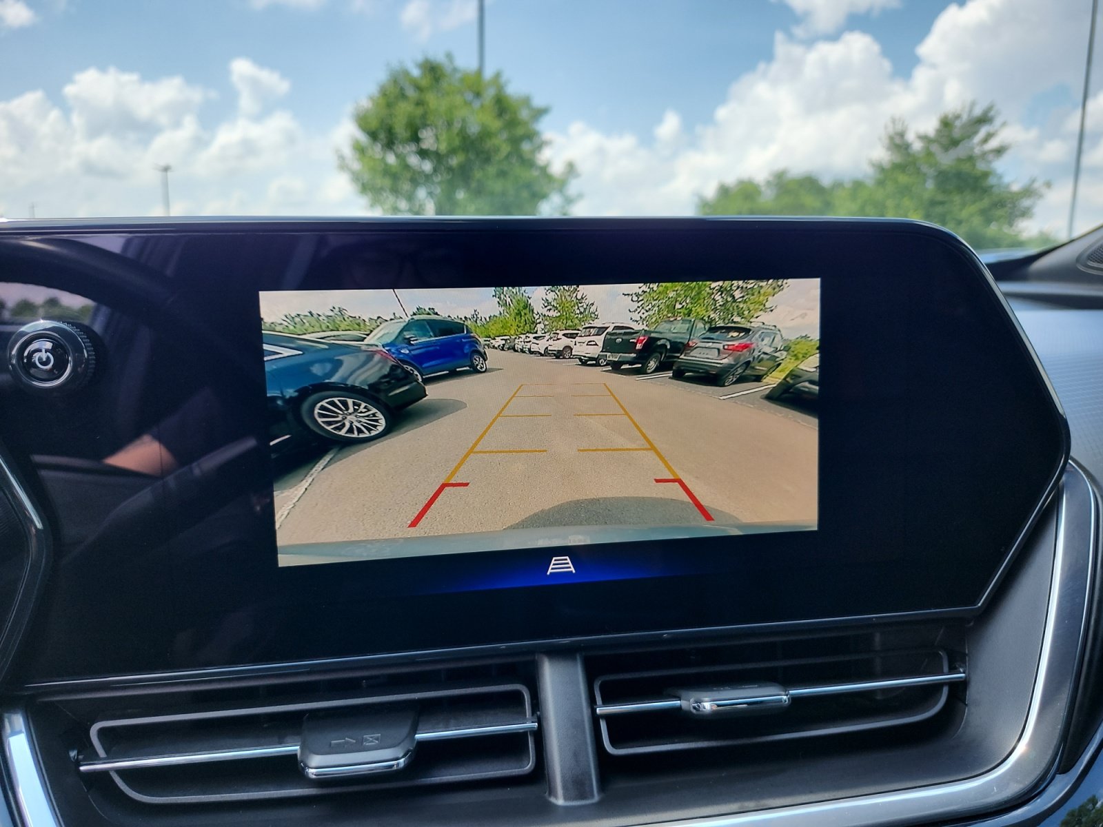 Used 2024 Chevrolet Trax RS w/ Sunroof Package FWD image 18
