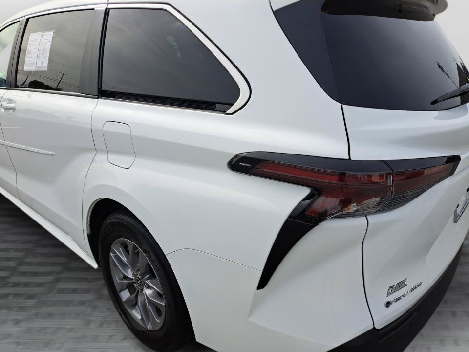 Used 2025 Toyota Sienna LE AWD/4WD image 23