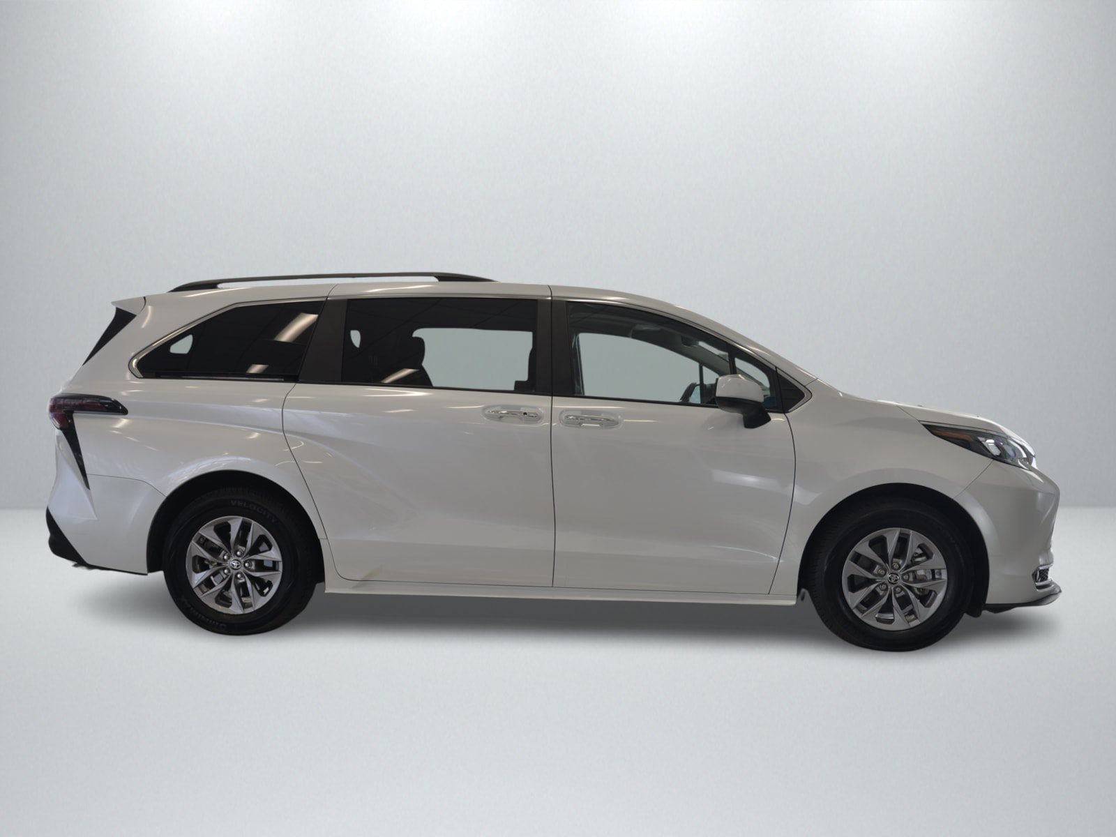 Used 2024 Toyota Sienna XLE AWD/4WD image 6