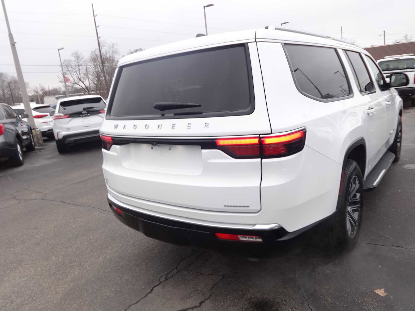 Used 2024 Jeep Wagoneer L Series II w/ Flexible Seating Group image 8