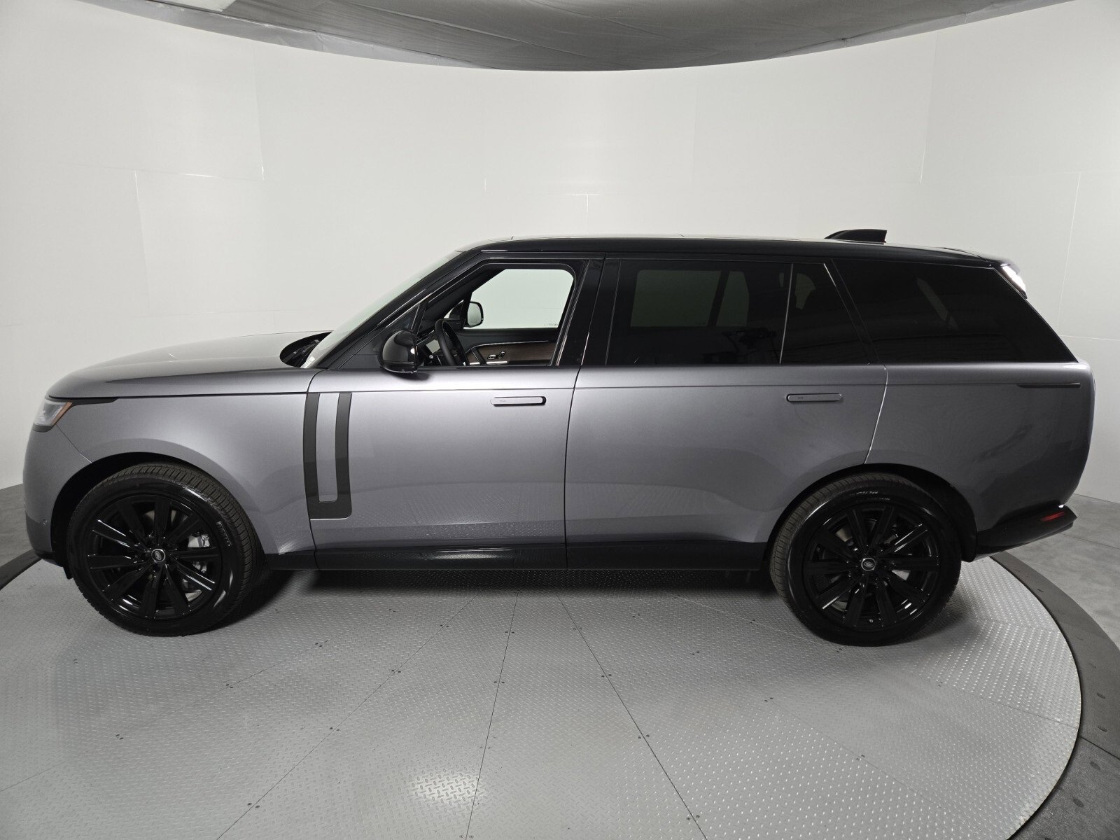 New 2025 Land Rover Range Rover Long Wheelbase SE image 6