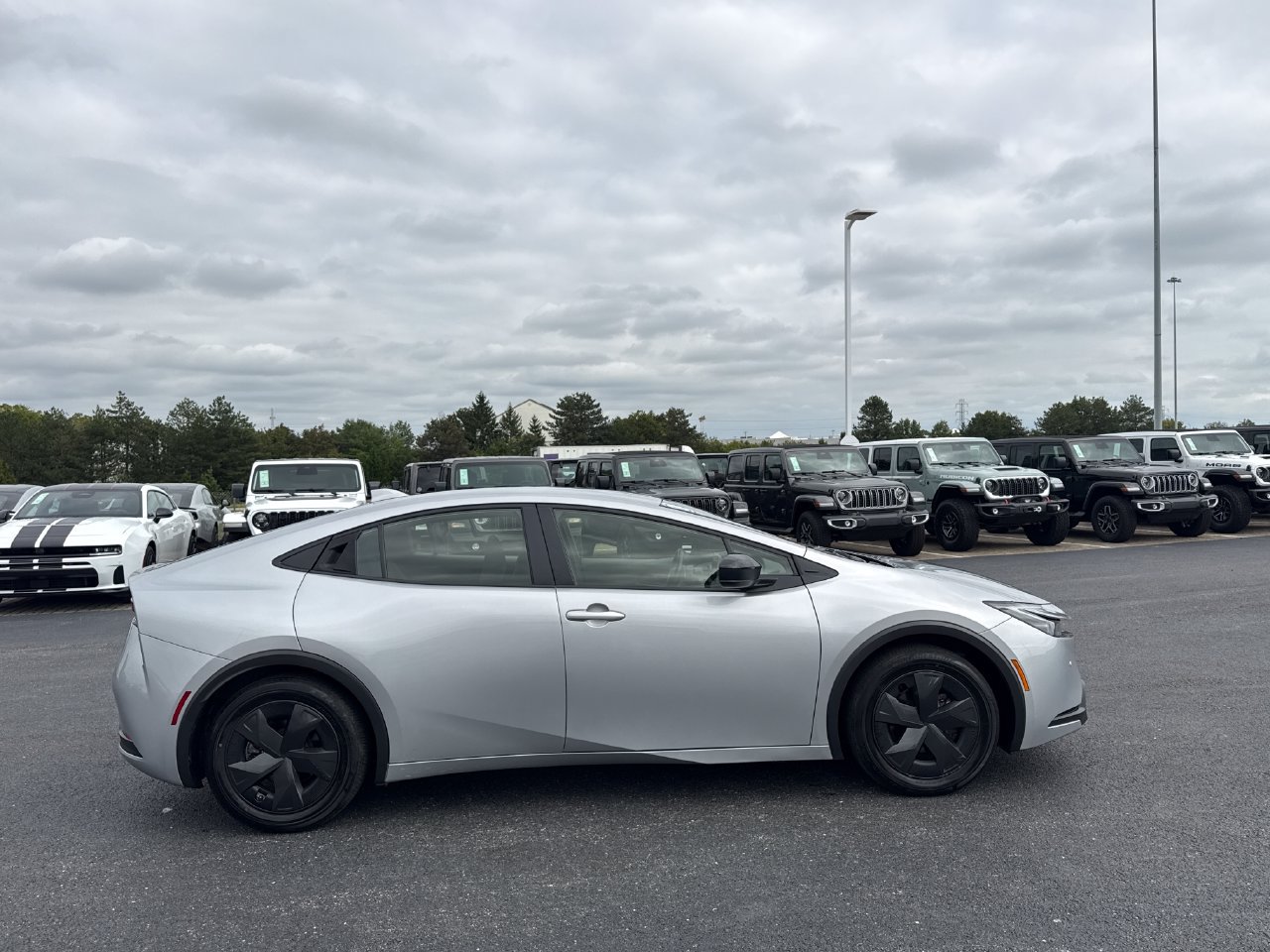 Used 2025 Toyota Prius LE FWD image 2