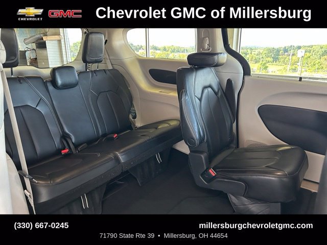 Used 2023 Chrysler Pacifica Touring-L FWD image 27