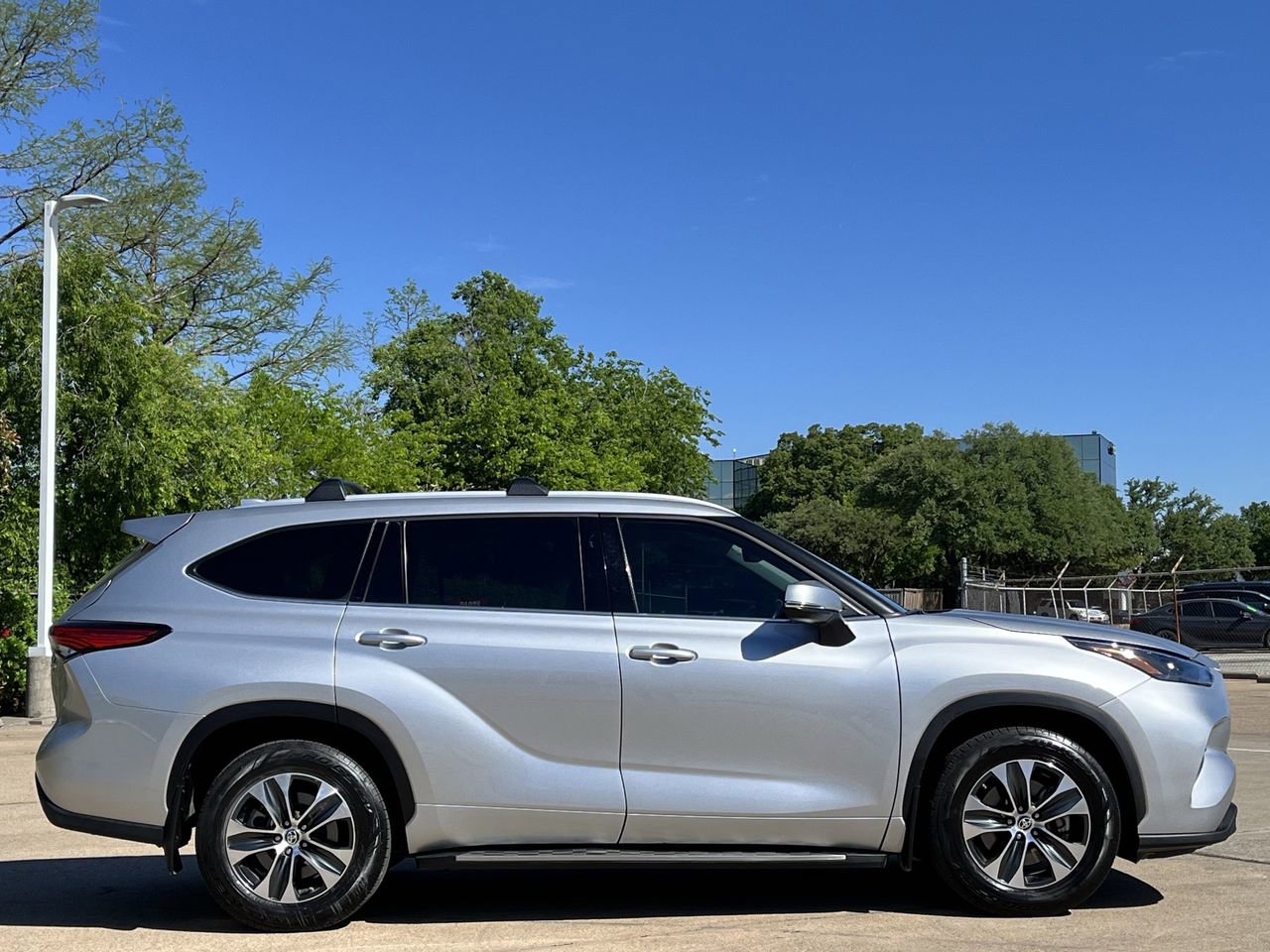 Used 2022 Toyota Highlander XLE image 3