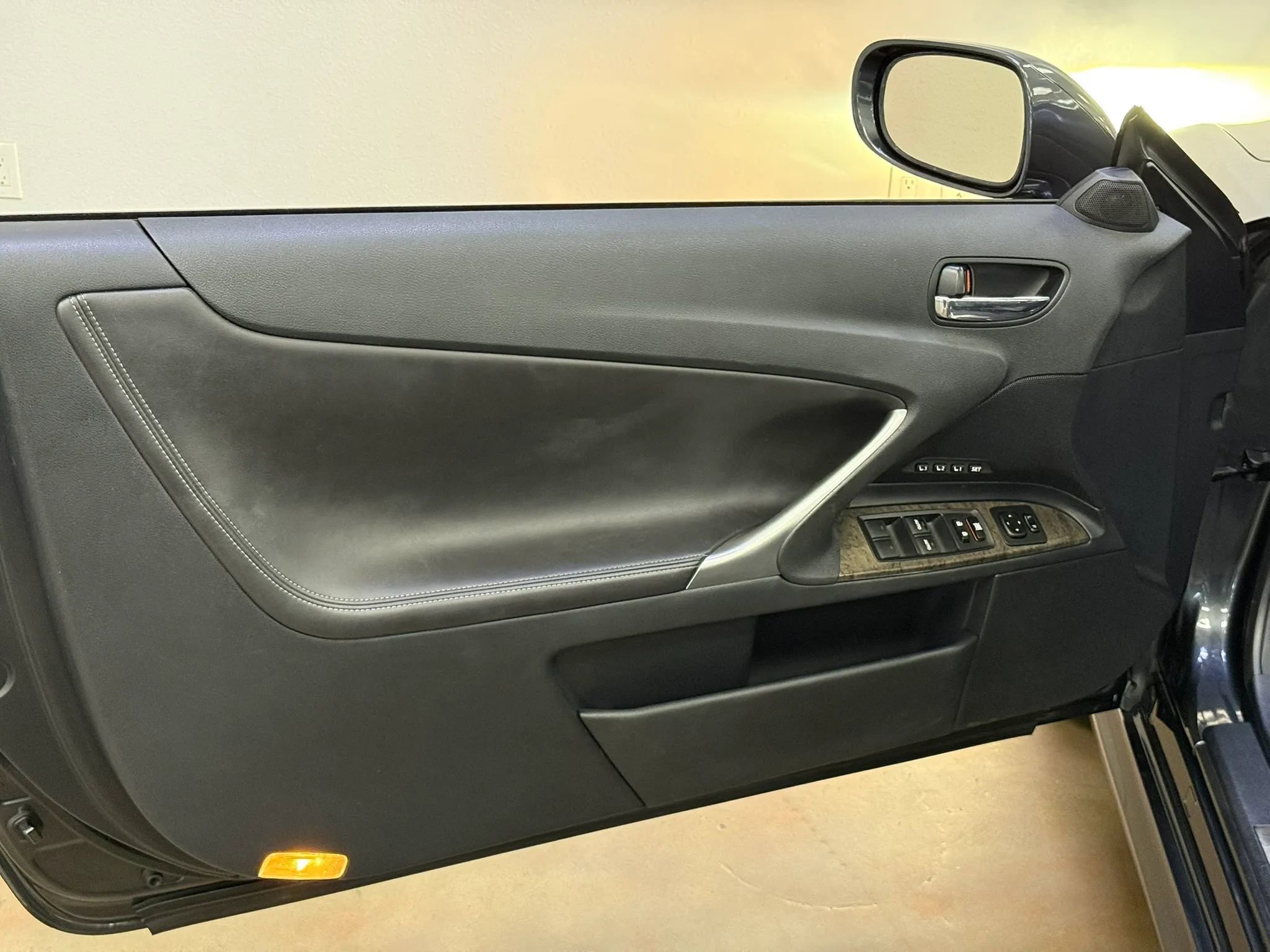 Used 2011 Lexus IS 250C w/ Luxury Pkg RWD image 17