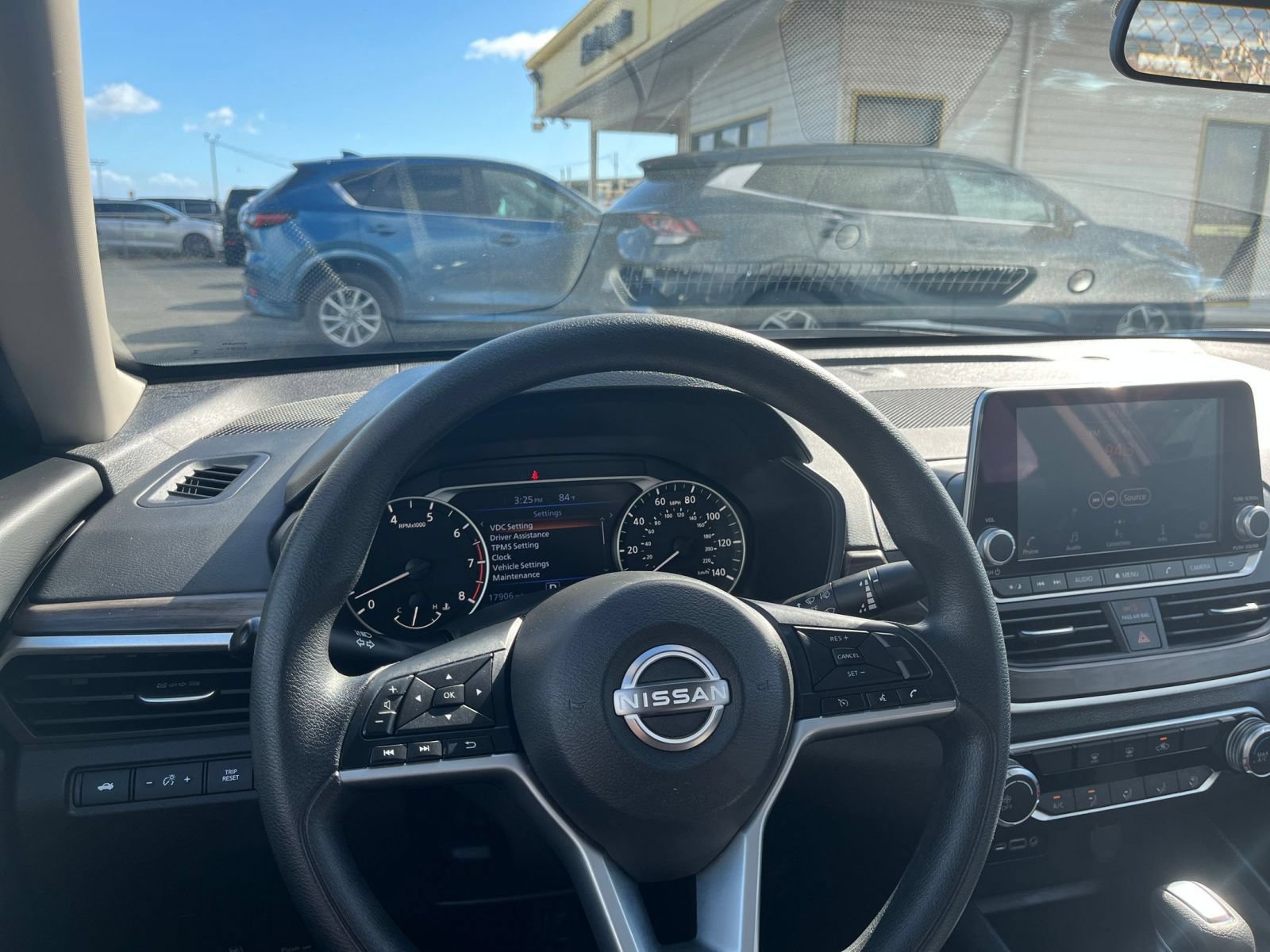 Used 2025 Nissan Altima 2.5 SV FWD image 31