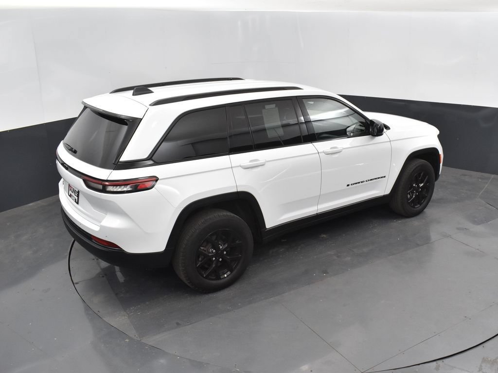 Used 2025 Jeep Grand Cherokee Altitude AWD/4WD image 34
