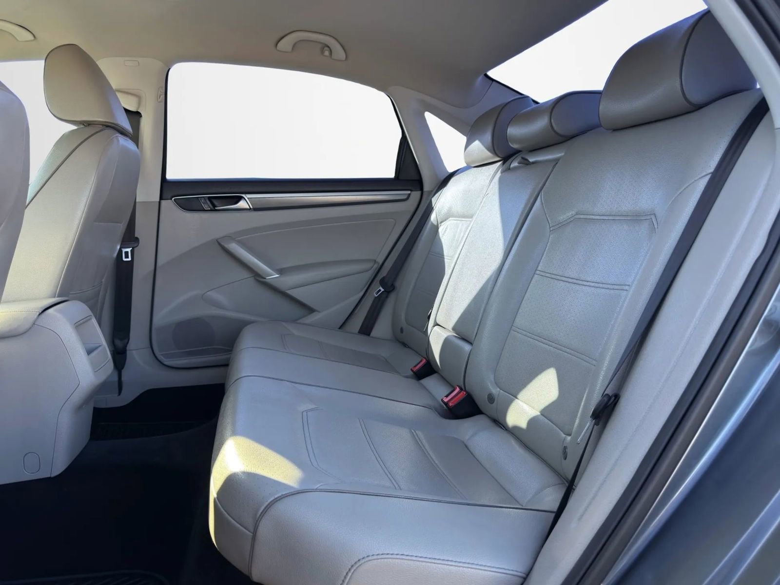 Used 2017 Volkswagen Passat 1.8T R-Line w/ R-Line Lighting Package image 22