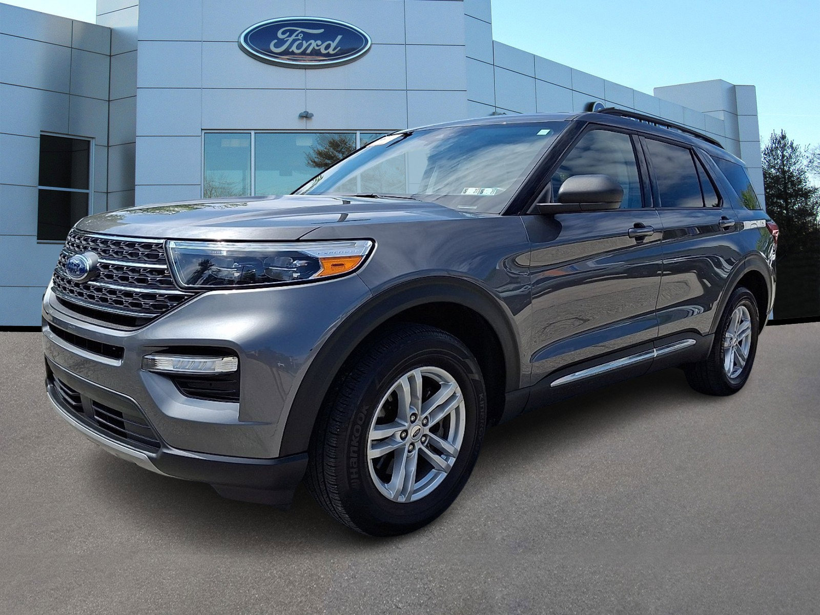 Certified 2023 Ford Explorer XLT w/ Equipment Group 202A AWD/4WD image 4