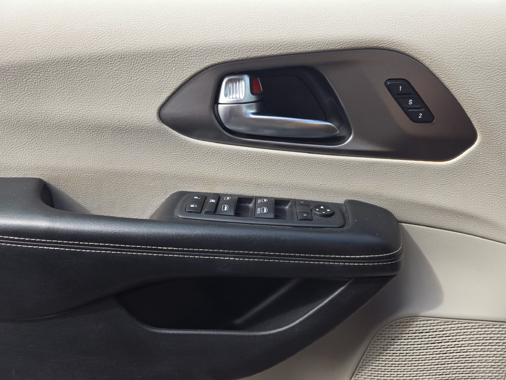 Used 2021 Chrysler Pacifica Touring-L FWD image 17