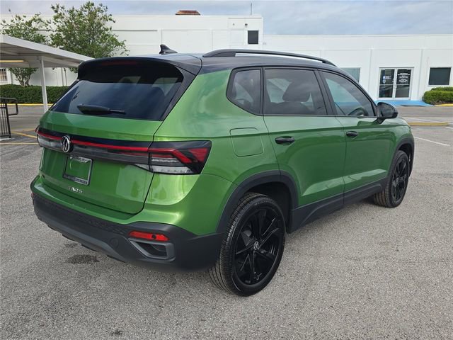 New 2026 Volkswagen Taos SE FWD image 3