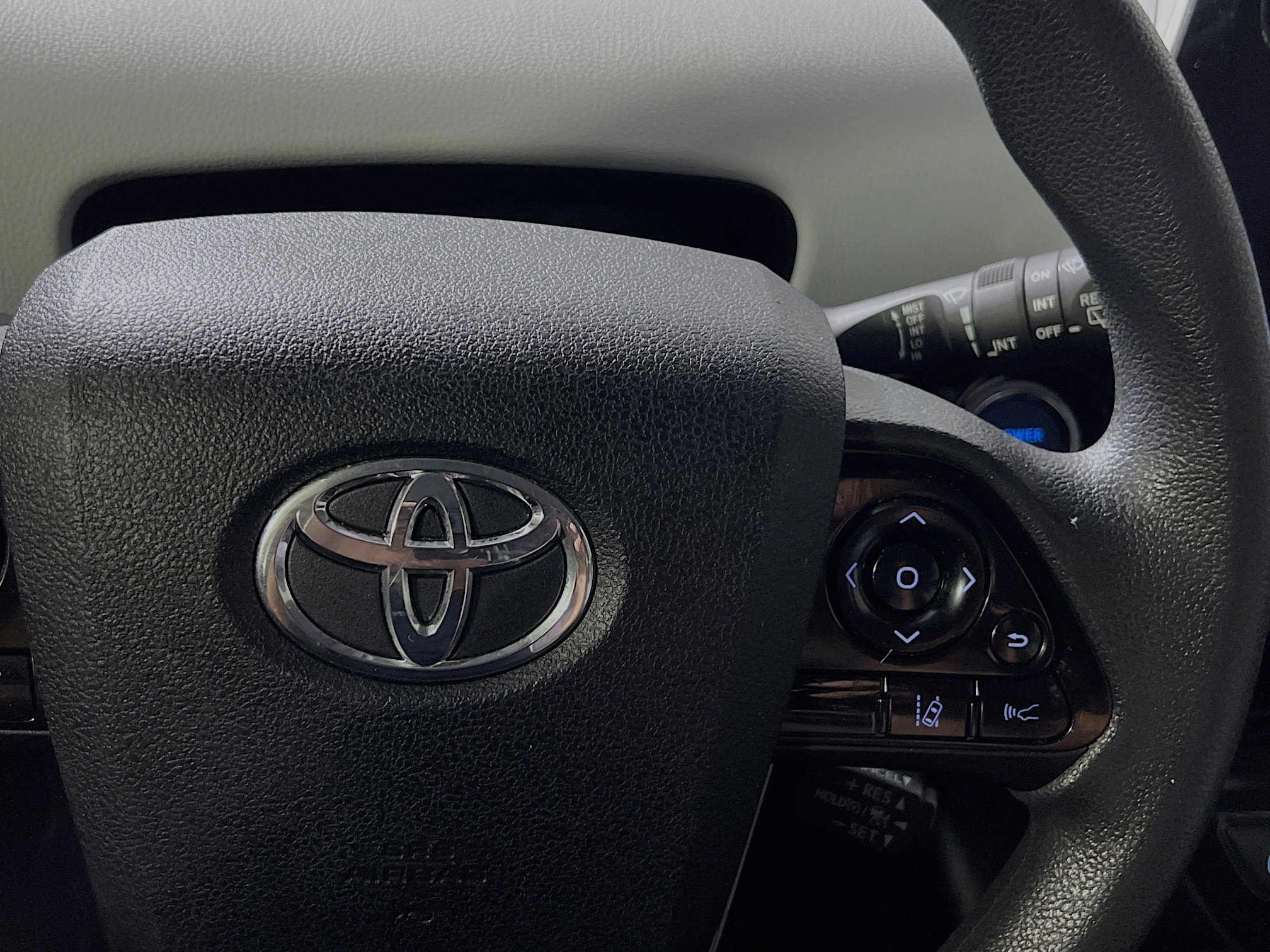 Used 2022 Toyota Prius LE image 20