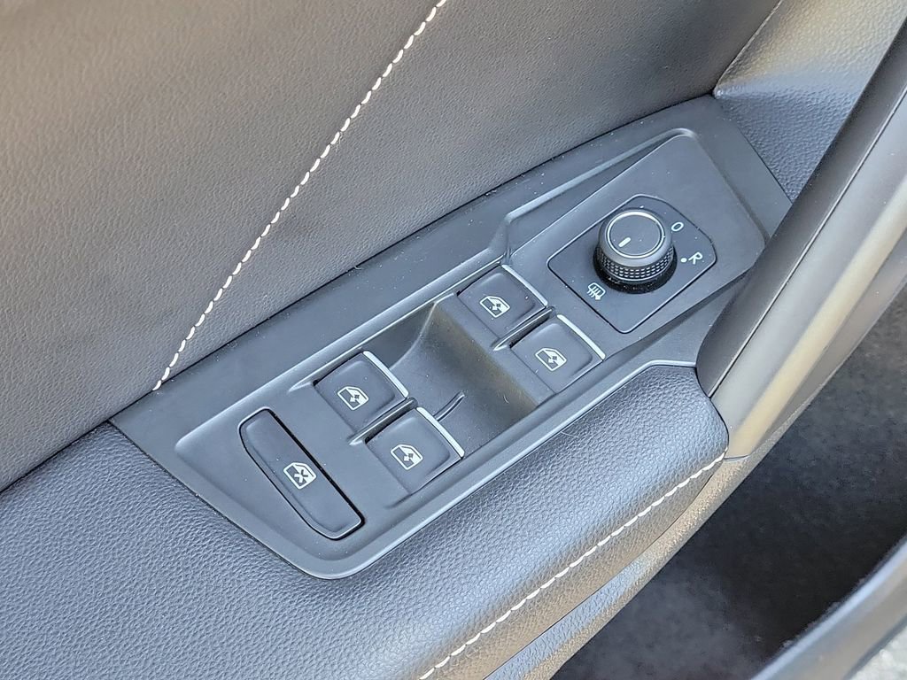 Used 2023 Volkswagen Tiguan SE R-Line image 18