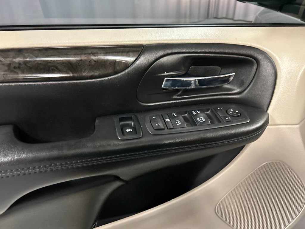 Used 2018 Dodge Grand Caravan SE w/ UConnect Hands-Free Group image 13