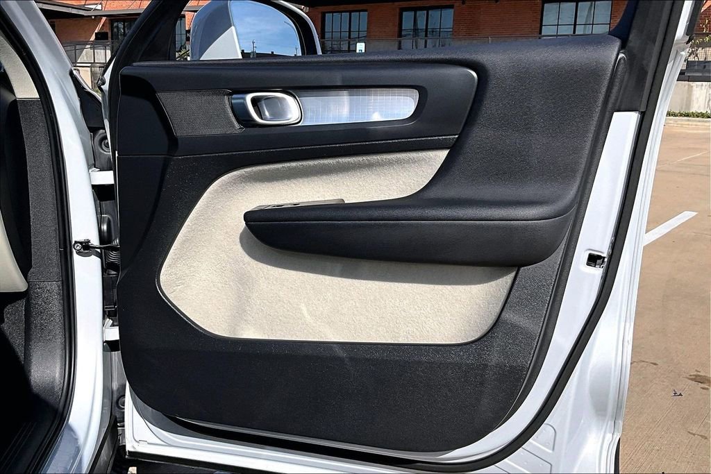 Used 2021 Volvo XC40 T5 Momentum w/ Premium Package image 22