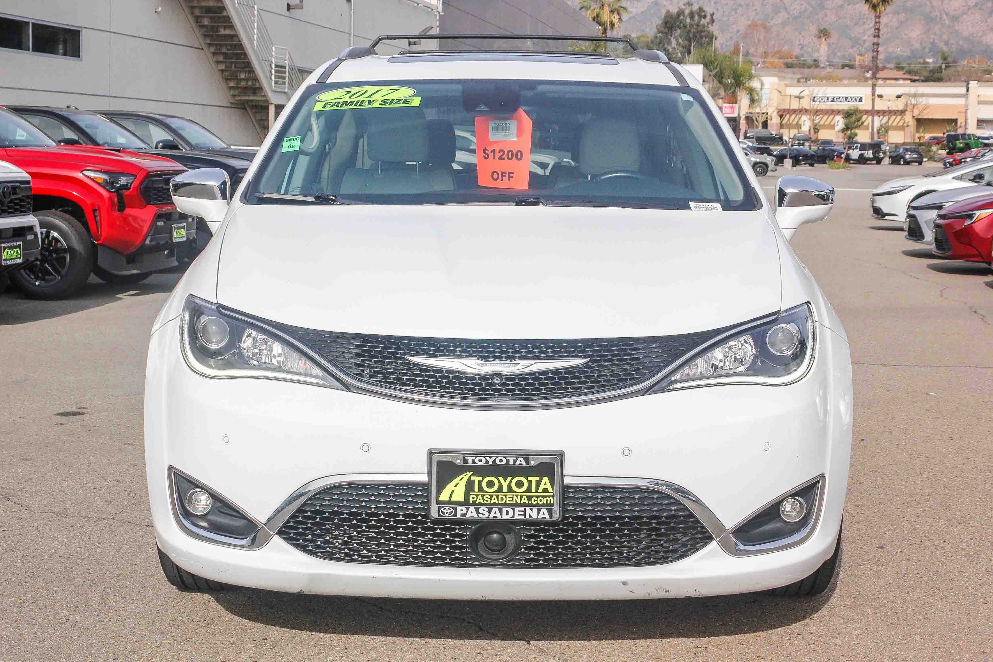 Used 2017 Chrysler Pacifica Limited w/ Advanced Safetytec Group image 2