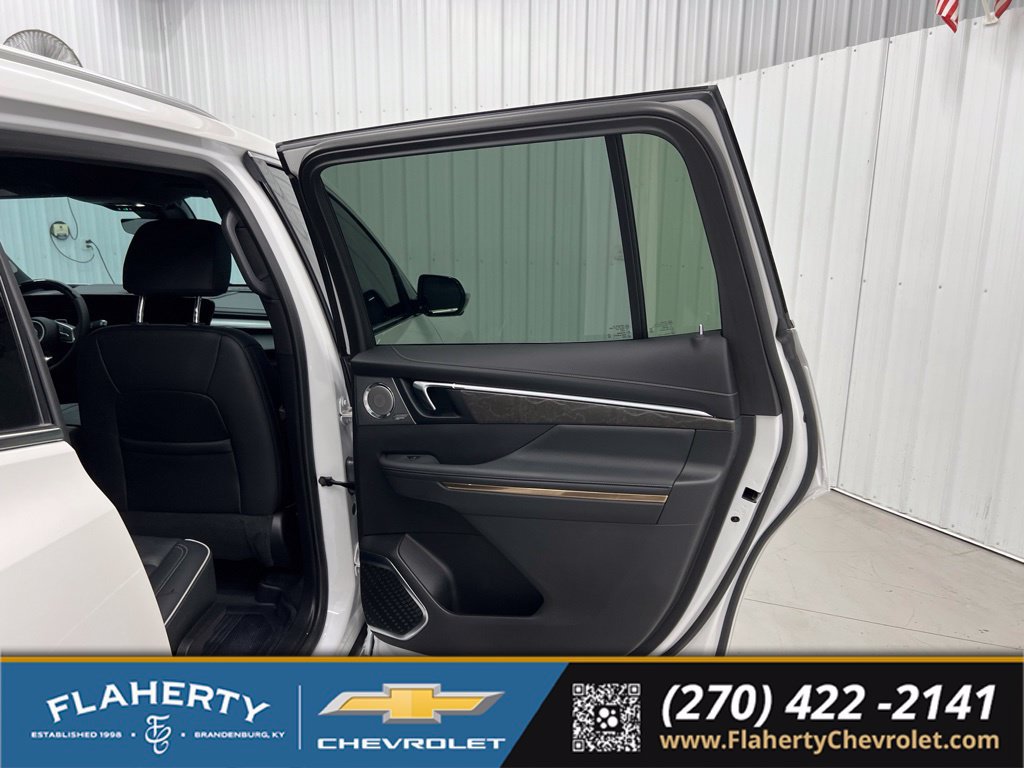 Used 2025 Buick Enclave Avenir w/ Super Cruise Package AWD/4WD image 12