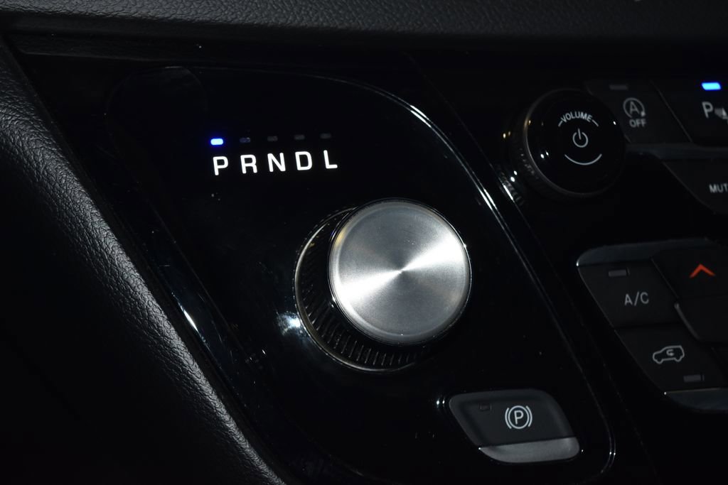 Used 2025 Chrysler Pacifica Select image 13