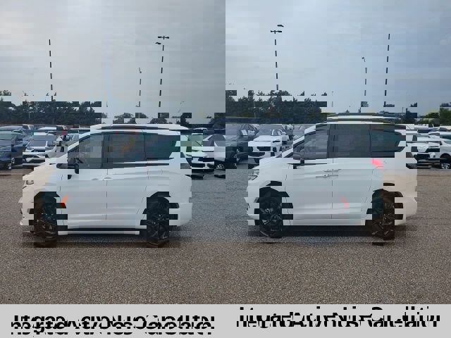 New 2026 Chrysler Pacifica Select w/ S Appearance Package image 3