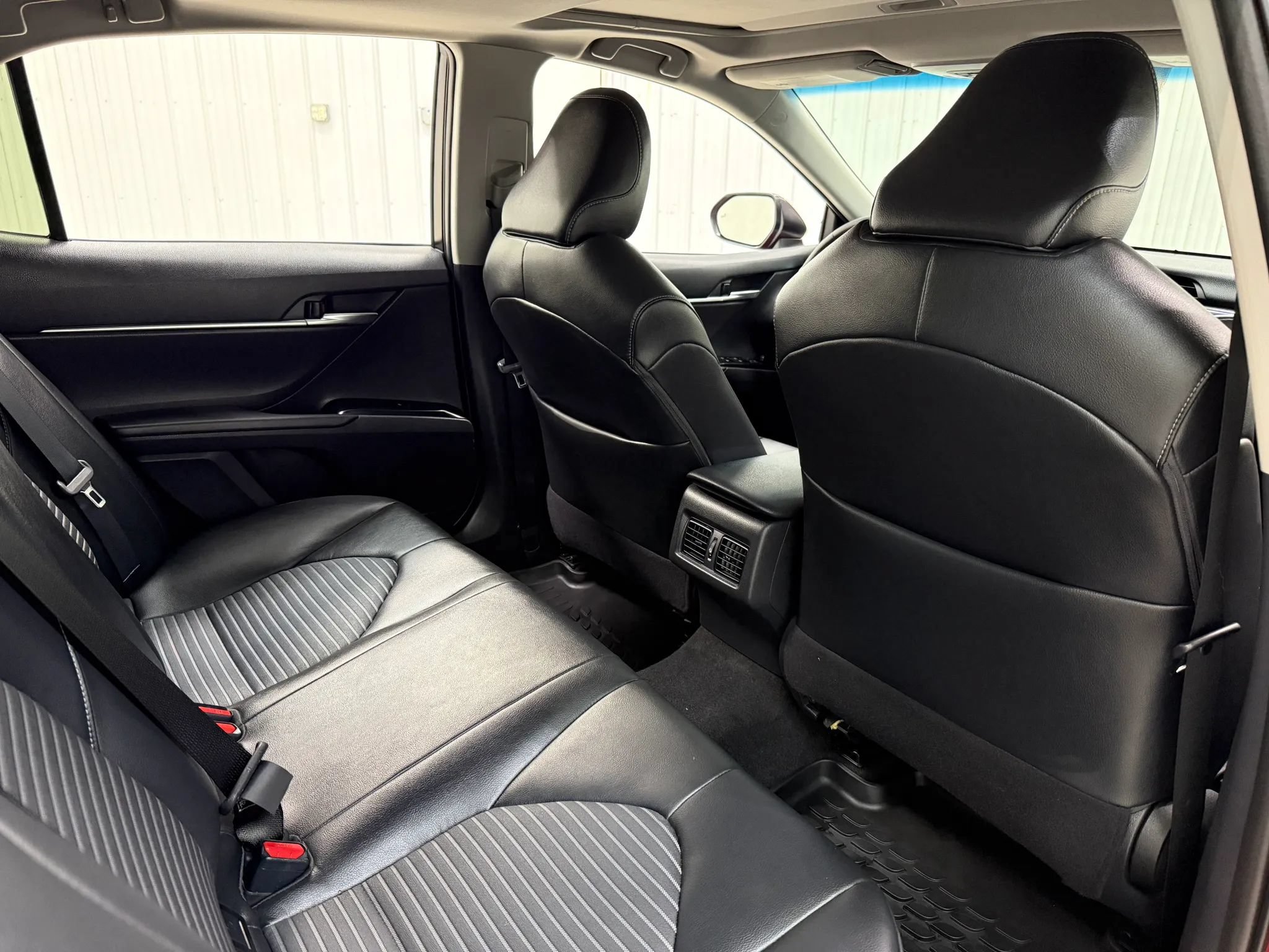Used 2018 Toyota Camry SE w/ Audio Package FWD image 17