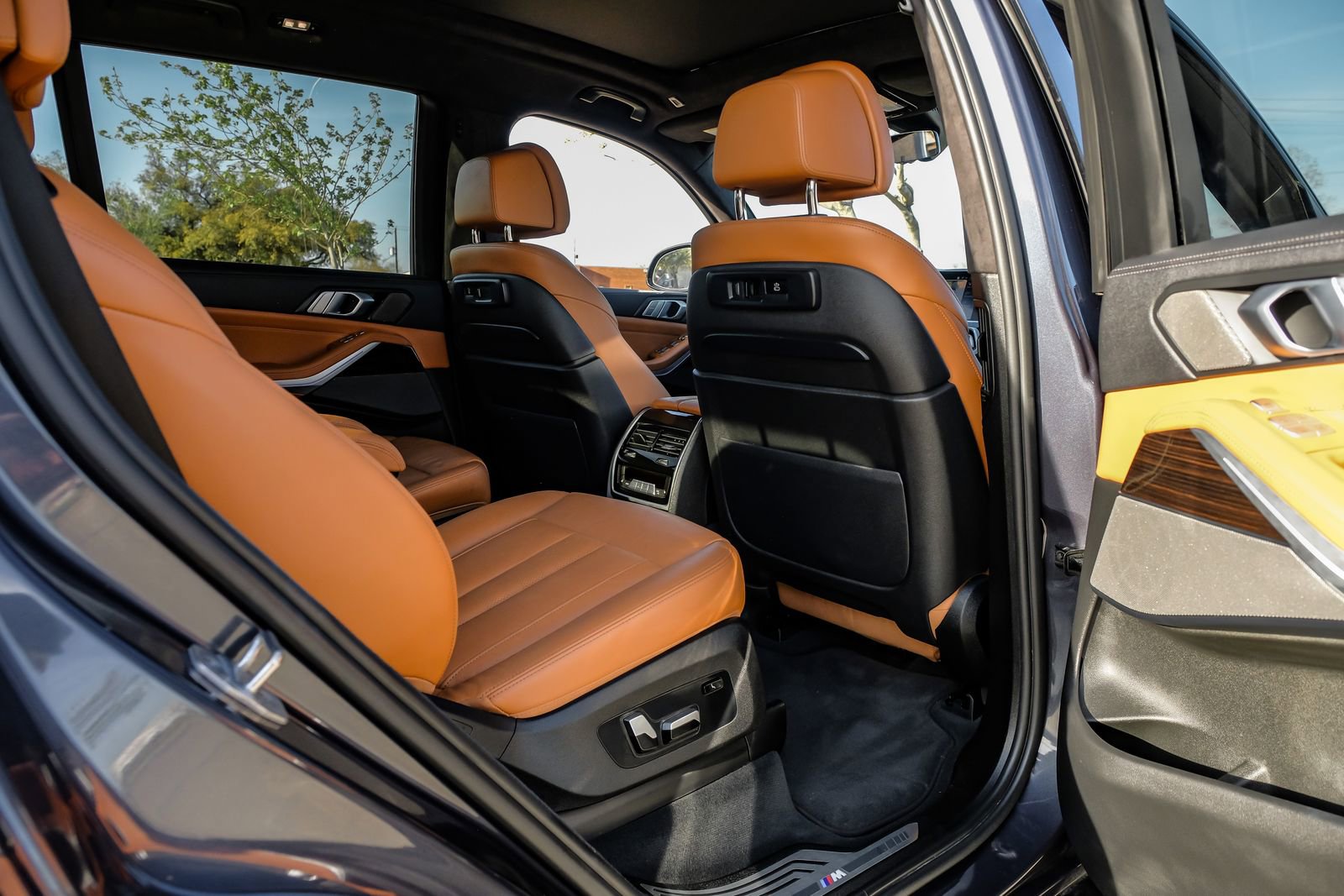 Used 2021 BMW X7 M50i w/ Executive Package image 40