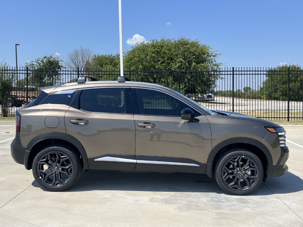 New 2027 Nissan Kicks SR FWD image 3