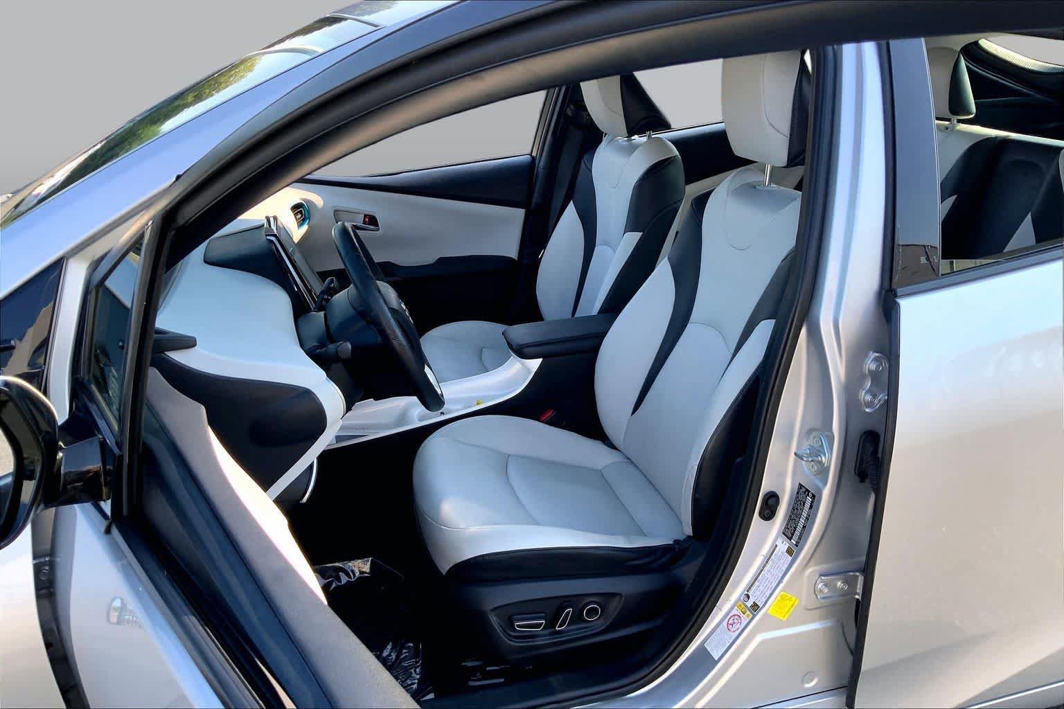 Used 2017 Toyota Prius Prime Advanced FWD image 8