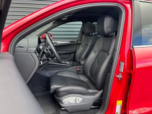 Certified 2025 Porsche Macan image 5
