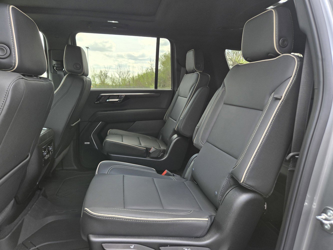 New 2026 Chevrolet Suburban Premier w/ Sun And Tow Package AWD/4WD image 18