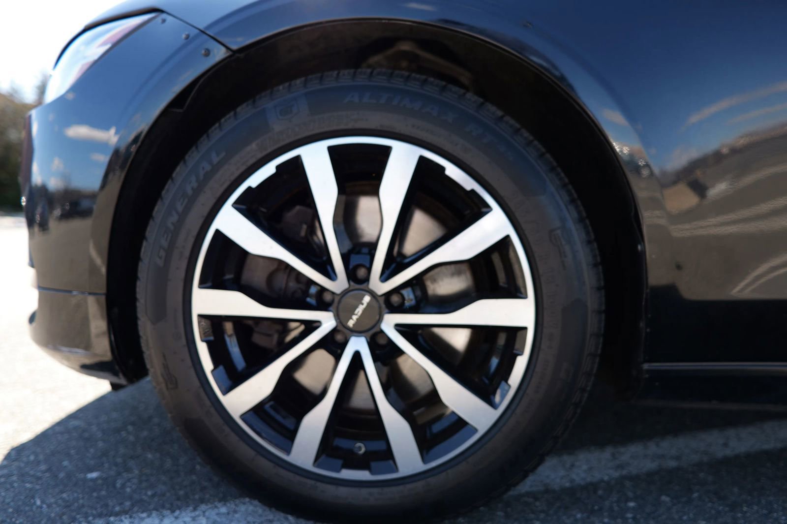 Used 2021 Volvo S90 T6 Momentum image 16