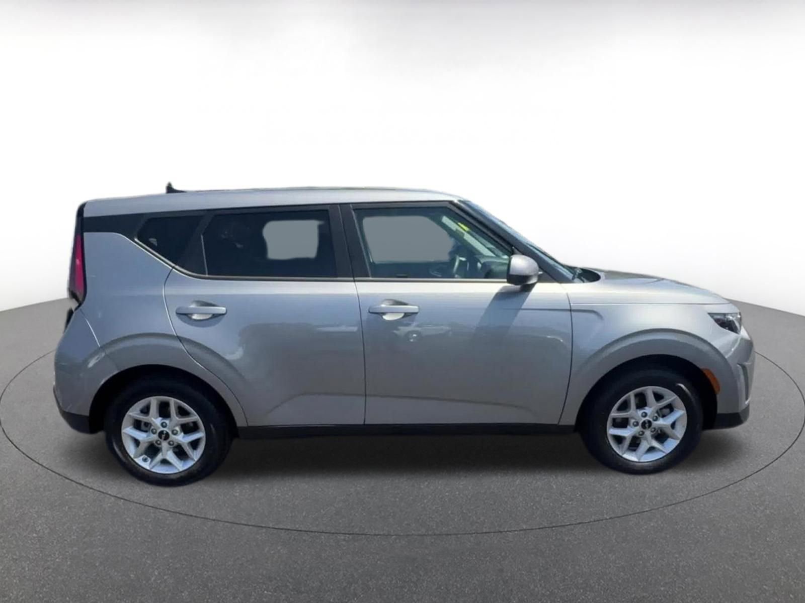 Used 2025 Kia Soul LX w/ LX Technology Package FWD image 16