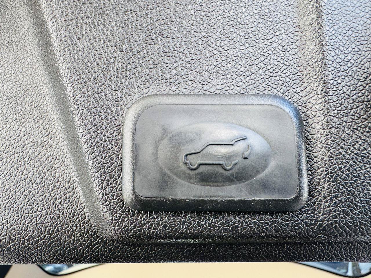 Used 2011 Chevrolet Traverse LTZ AWD/4WD image 29