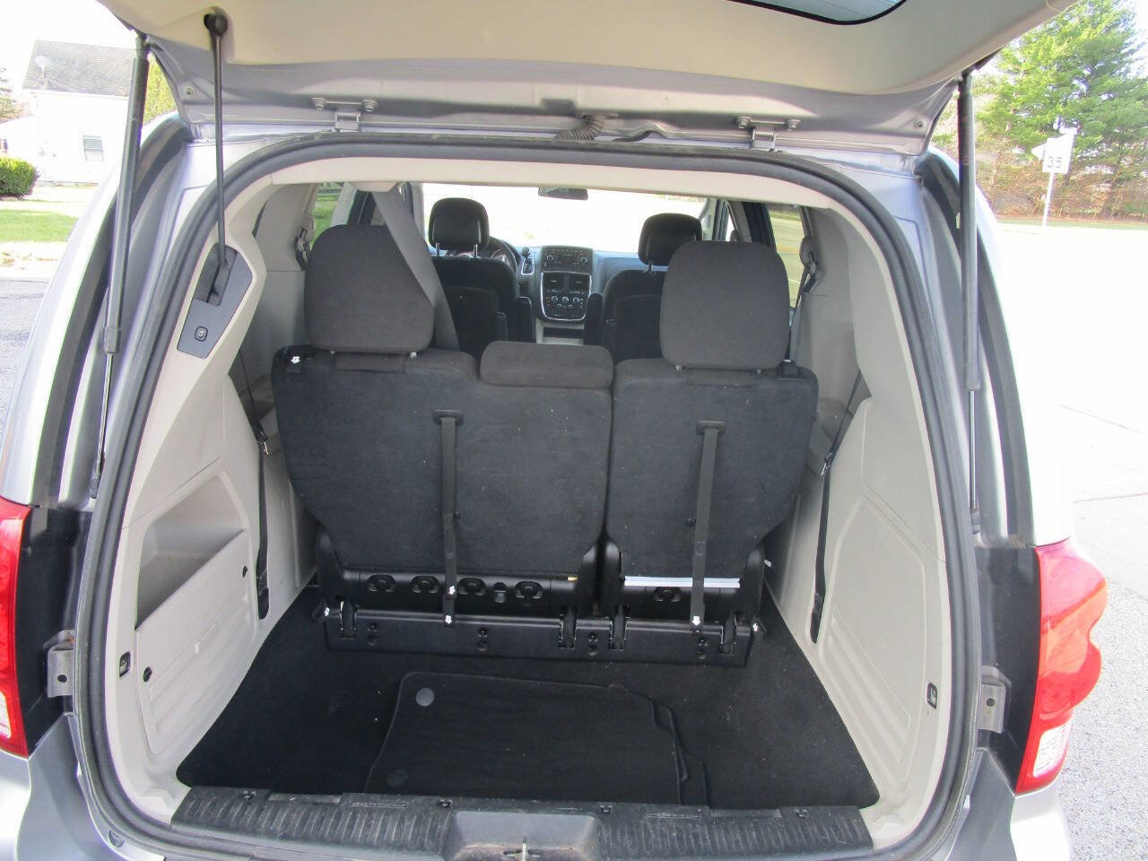 Used 2016 Dodge Grand Caravan SXT image 11