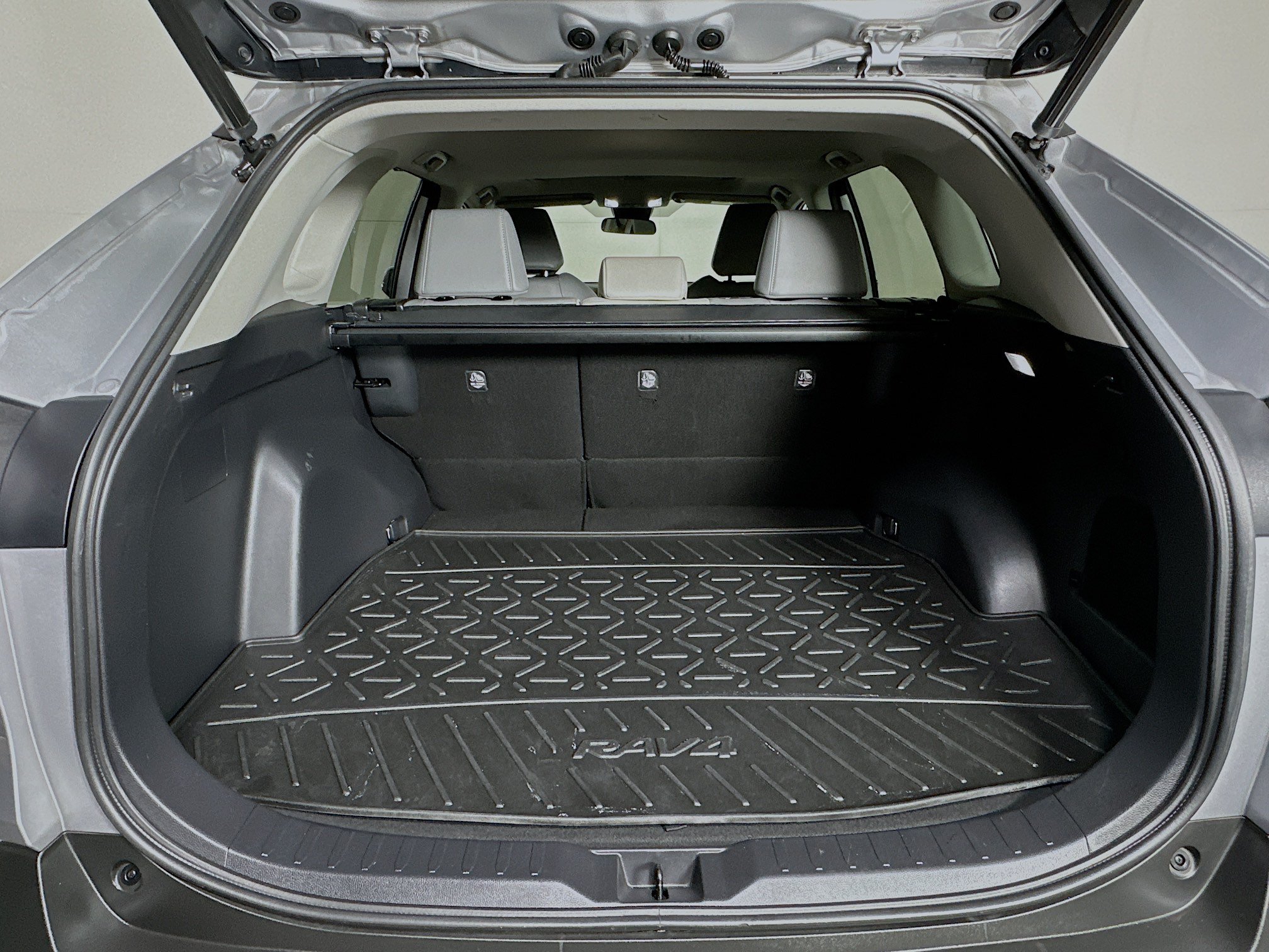 Used 2022 Toyota RAV4 XLE Premium FWD image 28