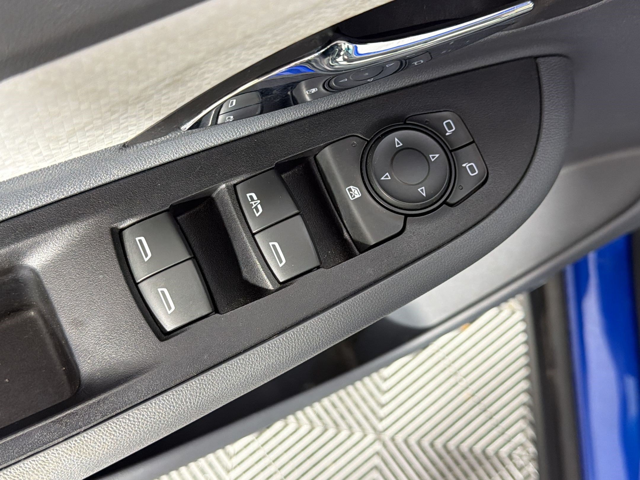 Used 2020 Chevrolet Bolt Premier w/ Infotainment Package FWD image 14