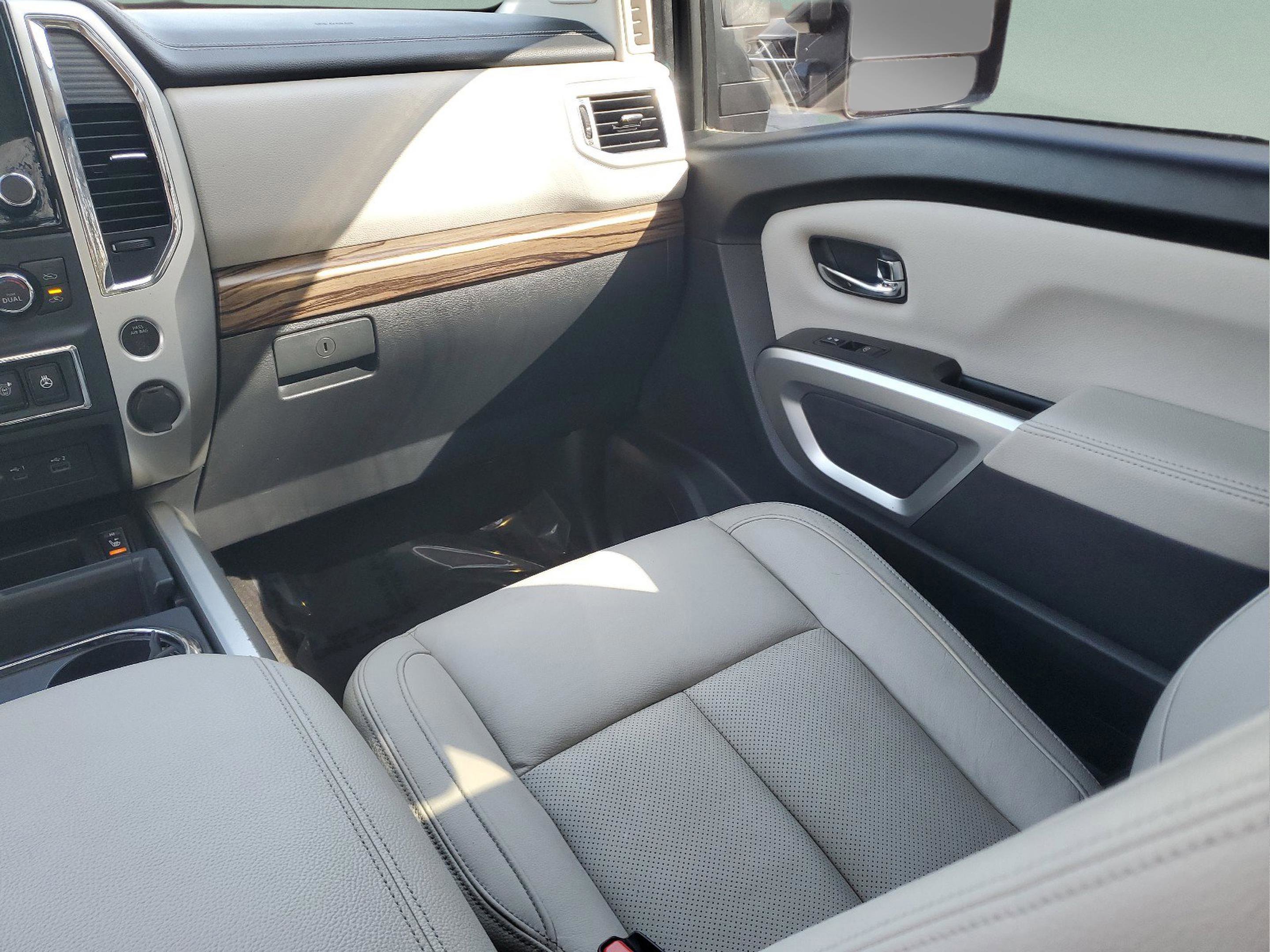 Used 2020 Nissan Titan SL w/ Moonroof Package image 12