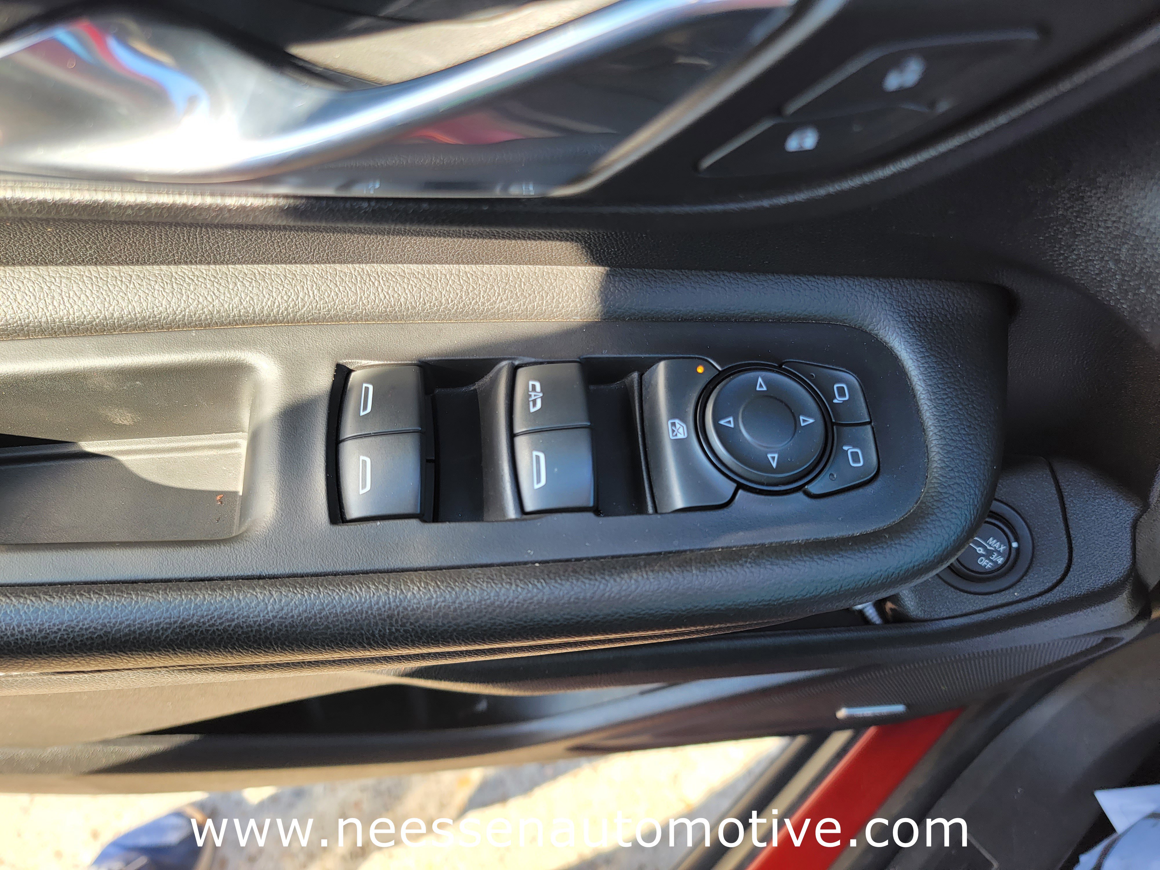 Used 2024 GMC Terrain SLT w/ Infotainment Package II image 16