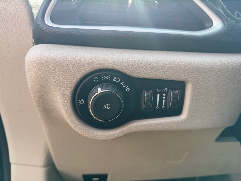 Used 2024 Chrysler Pacifica Limited FWD image 19