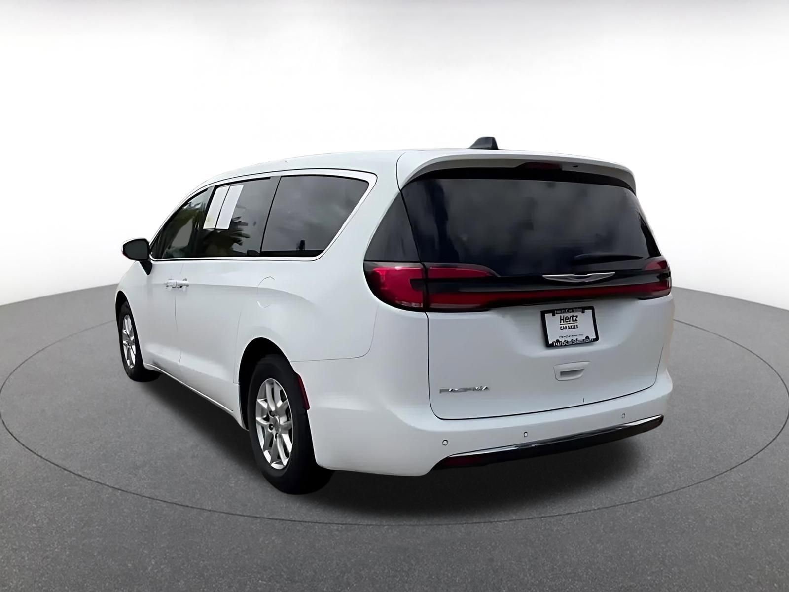 Used 2023 Chrysler Pacifica Touring-L FWD image 11