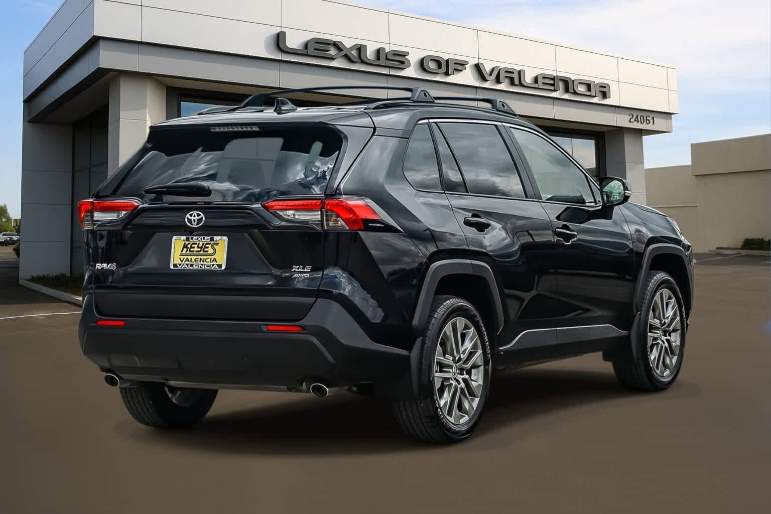 Used 2025 Toyota RAV4 XLE Premium w/ Weather Package AWD/4WD image 4