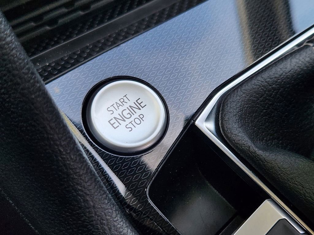 New 2025 Volkswagen Taos SEL image 15